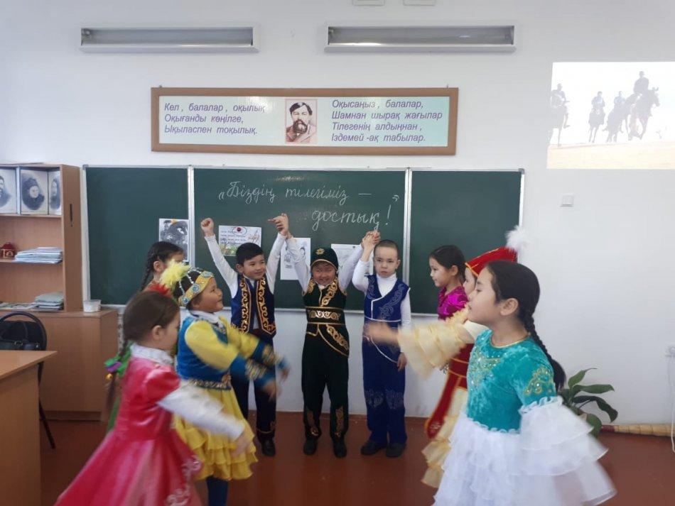 14  Ақпан күні   № 34 М. Смағұлов  орта мектебінде  " Бірлігіміз  жарасқан Қазақстан ! "  атты  бірыңғай тәрбие сағаты  өтті.