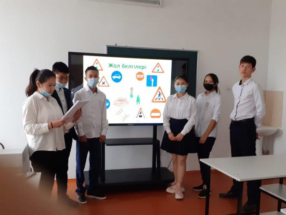 " Жолда жүру ережесін сақтайық " атты сынып сағаттары өтті.