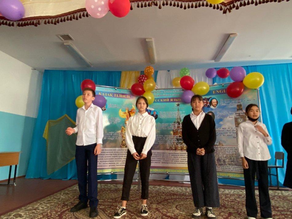 " Үш тұғырлы  тіл - уақыт талабы " 4.10.- 30.10.2021 аралығында өтетін тілдер айлығы.