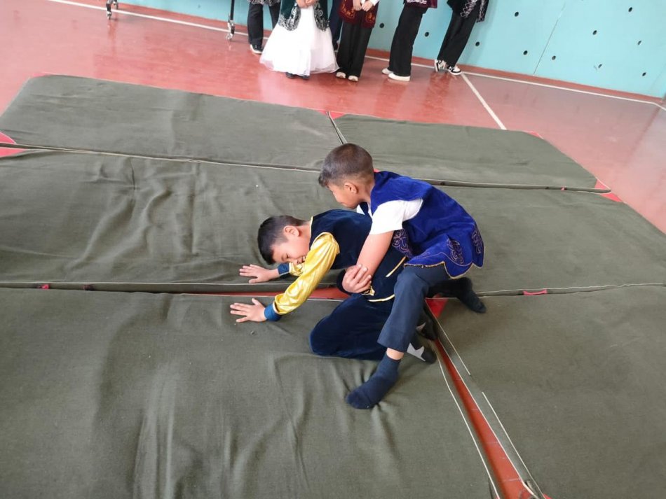 15 наурыз күні №34 орта мектебінде  " Әз Наурыз" мерекесіне орай ұлттық ойындар,  эстафеталық жарыс ұйымдастырылып өткізілді.