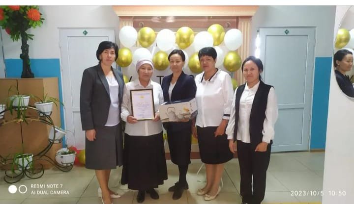 №34 М.Смағұлов атындағы орта мектебінің кәсіподақ ұйымының төрайымы Малибекова Н.Д бастауыш сынып мұғалімі Жунускулова Г.А арнайы сыйлық табыс етті.