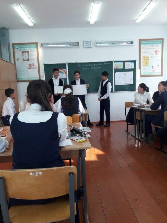 26 - Қарашада  8- сыныпта қазақ тілі пәнінен " Бояу сыры" тақырыбында ашық сабақ өтті.