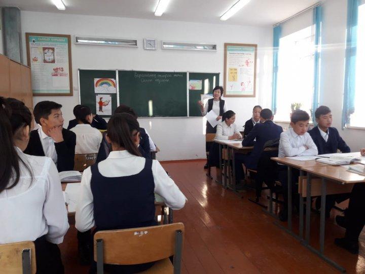 26 - Қарашада  8- сыныпта қазақ тілі пәнінен " Бояу сыры" тақырыбында ашық сабақ өтті.